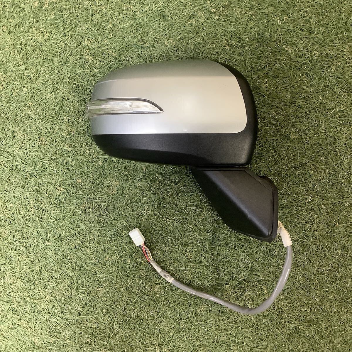 ムーヴ LA100S LA110S 右 ドアミラー 10本線 87910-B2B80-04 S28 シルバー系 動作未確認 管番3538 拍卖