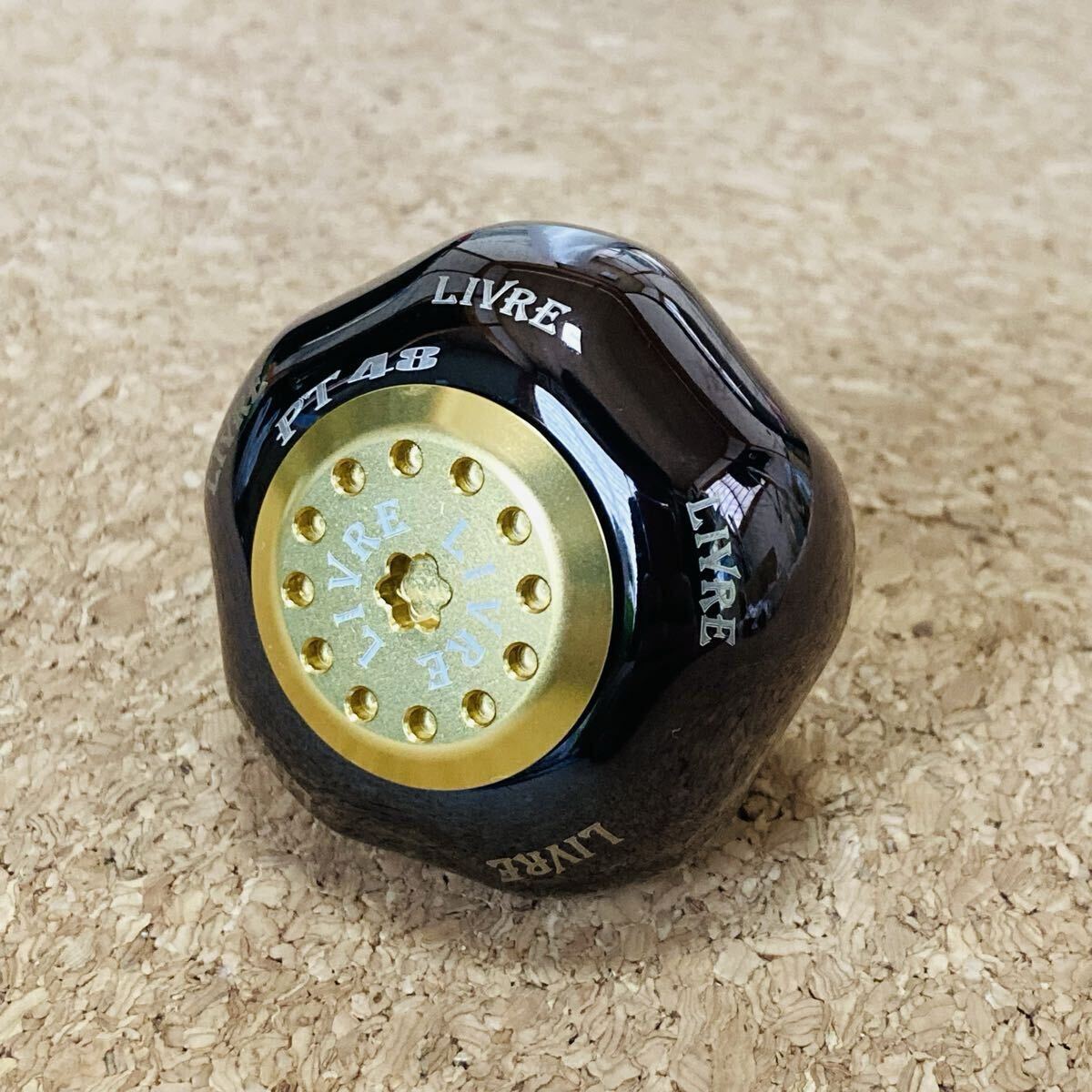 LIVRE リブレ PT48 ダイワL用 ブラウン&チタン ノブキャップゴールド 美品 ハンドルノブ カスタムパーツ拍卖