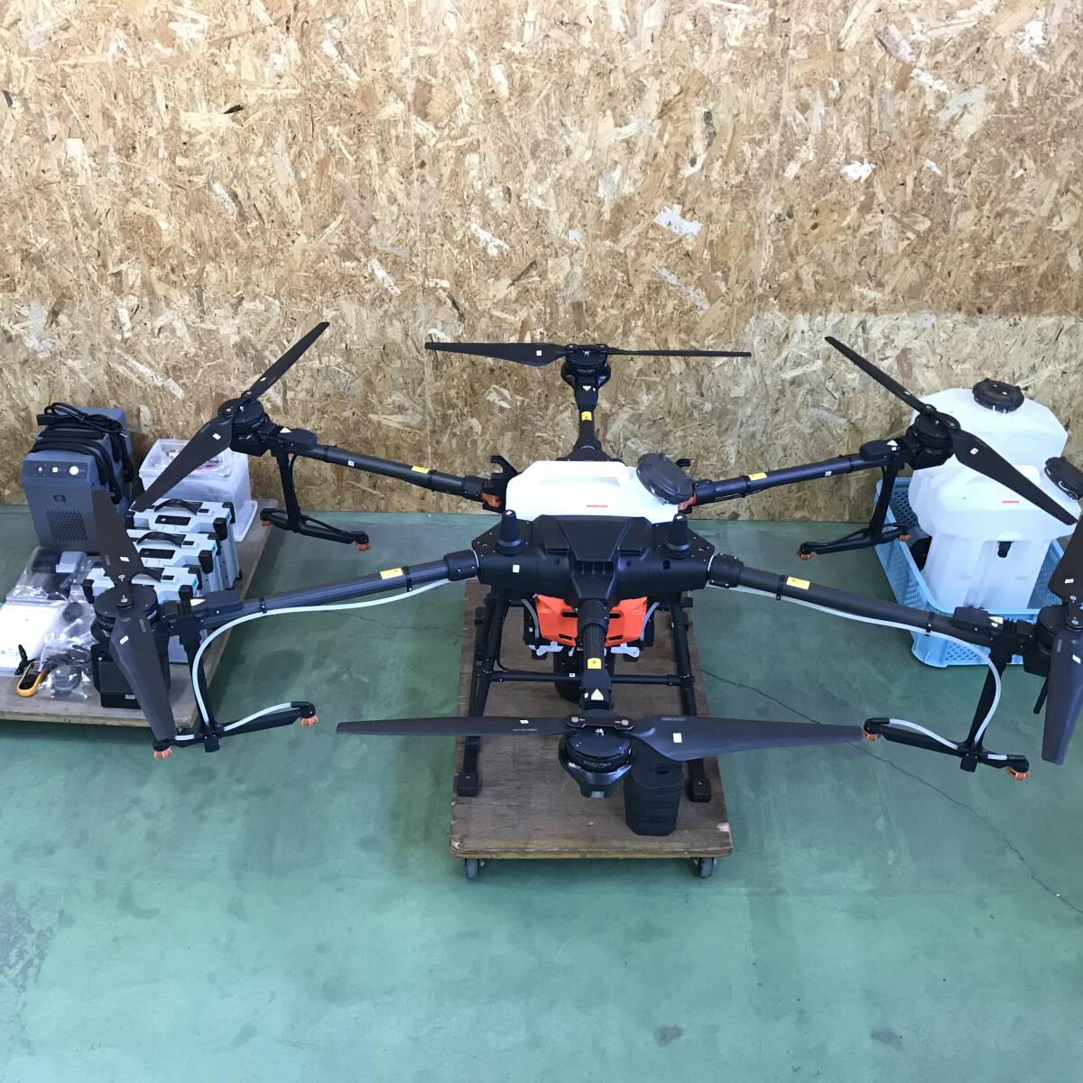 【AH-08637】★送料無料【配送地域限定】★ 中古品 DJI 農薬散布用ドローン AGRAS T20 送信機・散布装置・フライトバッテリー×3個など拍卖