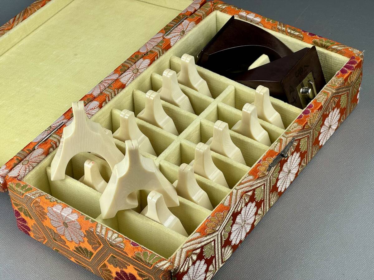 【偲】琴柱 鯨歯風 天然白材 箏柱 猫足 琴 箏 弦楽器 東洋彫刻 和楽器 琴道具 箱付 琴小物 重さ約302g 高約5.7cm 14個 伝統楽器 r-816拍卖