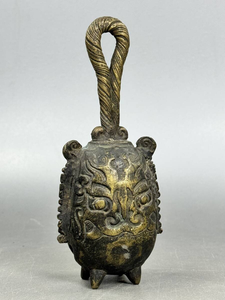 【偲】銅製 銅鈴 黄銅 饕餮紋 鬼面 鈴 古銅 柄付神鈴 持鈴 神具 法器 高さ約16.5㌢ 重さ349g r-234拍卖