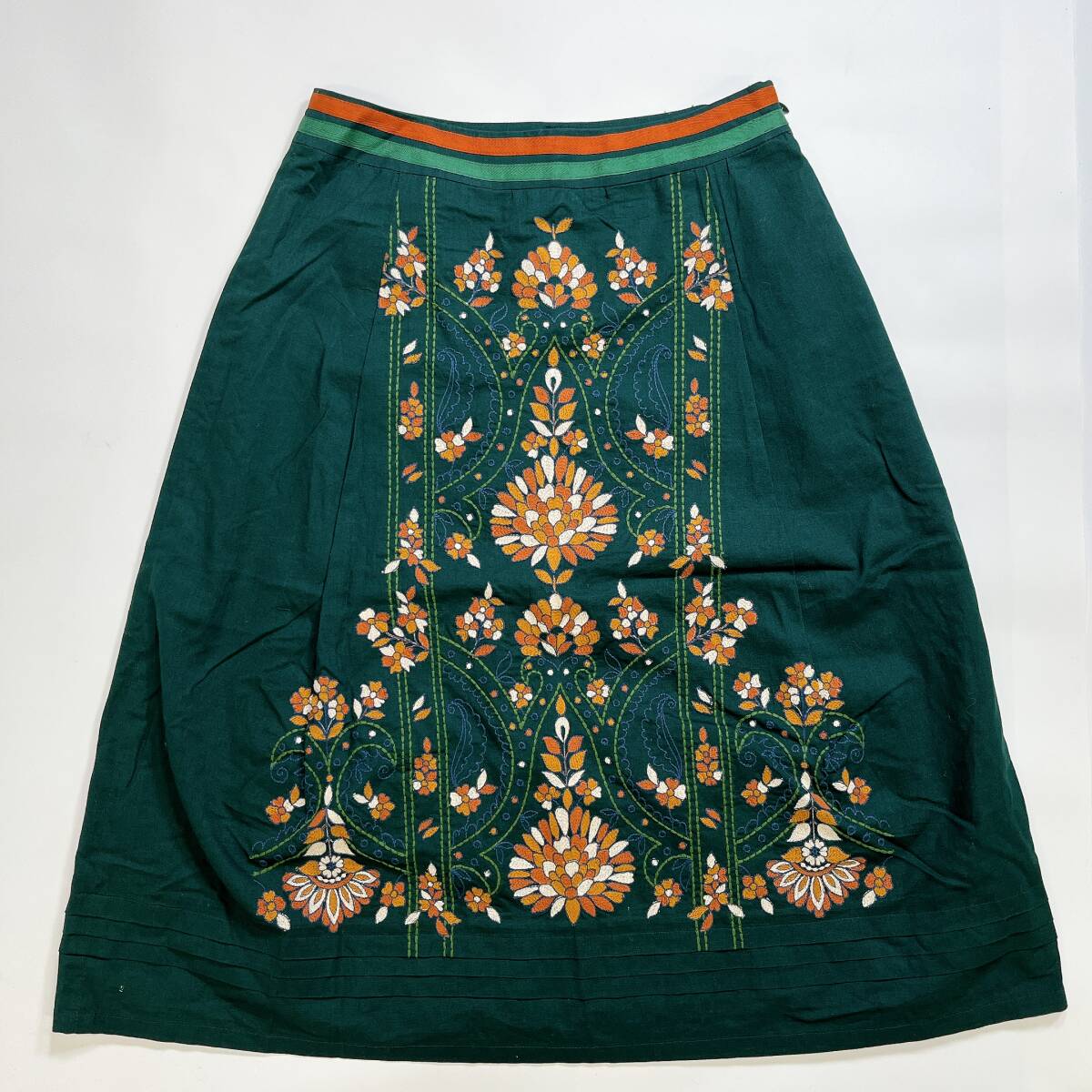 SCAPA スキャパ 花刺繍 ふんわりフレアスカート グリーン 38 M レディース 膝下丈 タック入り 大人可愛い 素敵 お出掛け 軽やか ☆451y拍卖