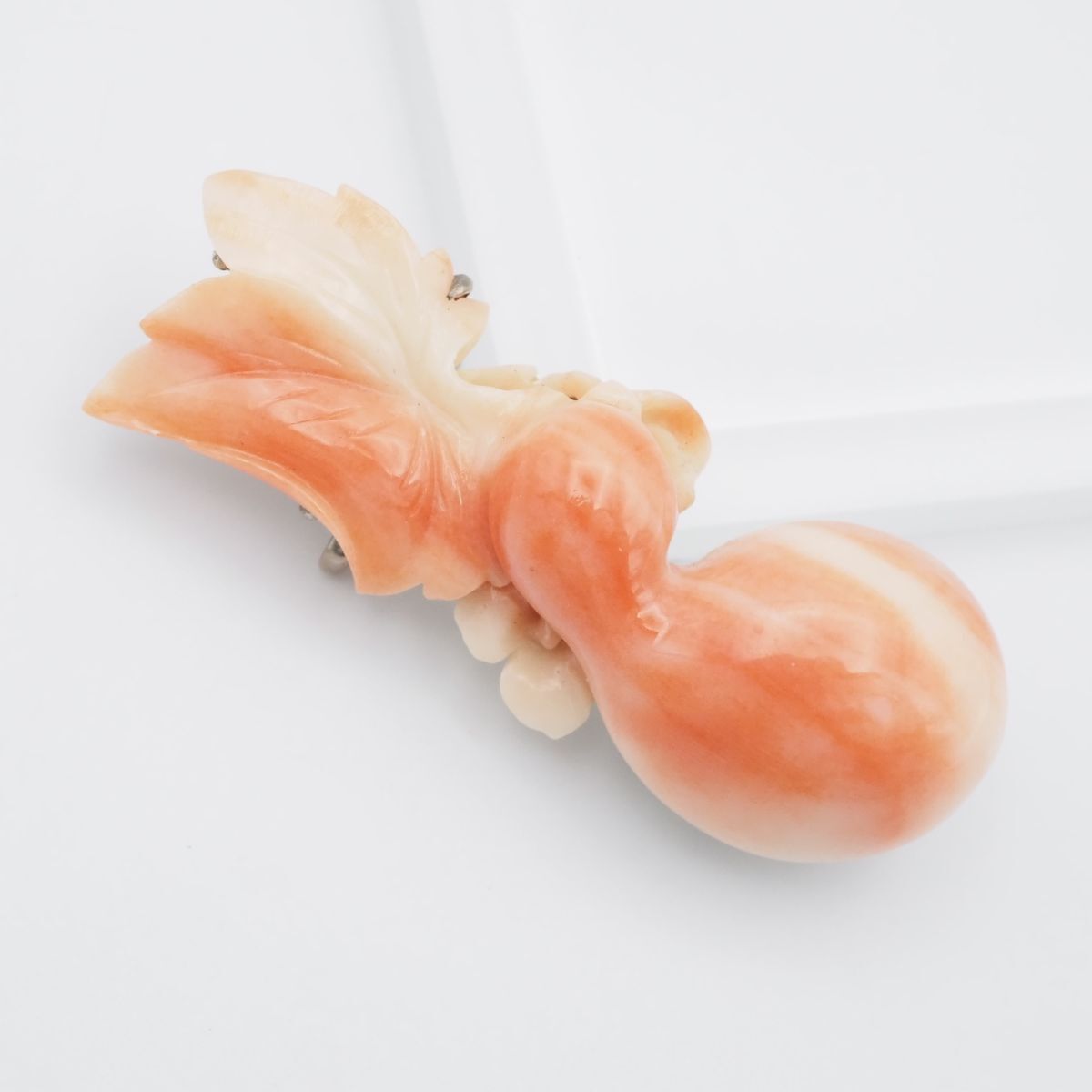 F075 珊瑚 サンゴ 帯留め 瓢箪 葉彫刻 デザイン シルバー 和装小物 ヴィンテージ 3月誕生石拍卖
