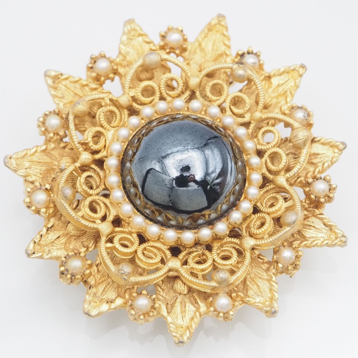 F347 ブローチ ヘマタイト風 フェイクベビーパール ゴールド デザイン コスチュームジュエリー拍卖