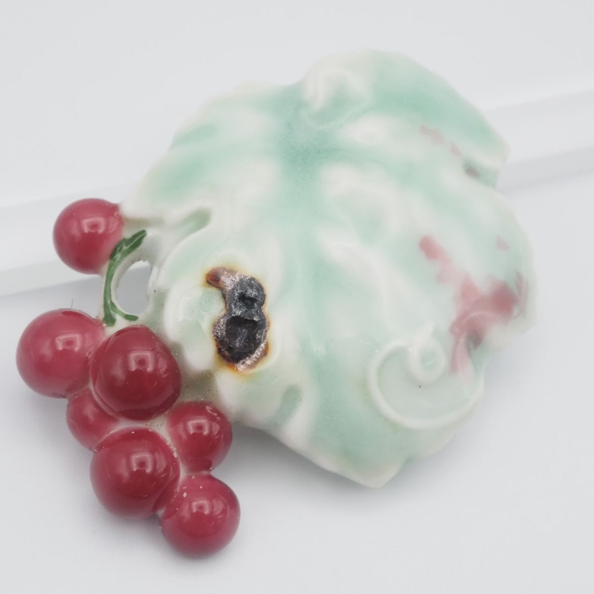 F164 作家物 李荘作 帯留め 有田焼 陶磁器 葡萄 ブドウ グレープ デザイン 和装小物拍卖