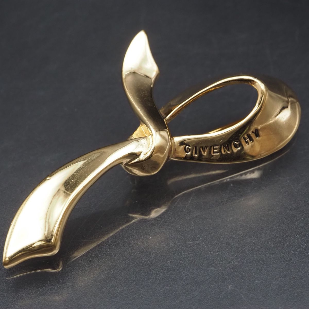 F052 ジバンシイ GIVENCHY ブローチ ロゴ リボン ゴールド デザイン拍卖