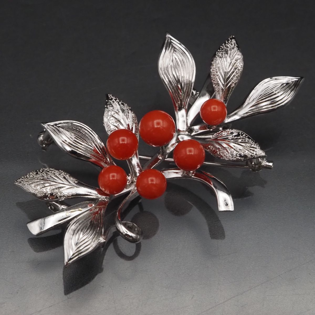 F485 赤珊瑚 サンゴ 4.9-6.4mm6珠 パール SILVER刻印 2way ブローチ 帯留め リーフ デザイン シルバー 和装小物 3月誕生石拍卖
