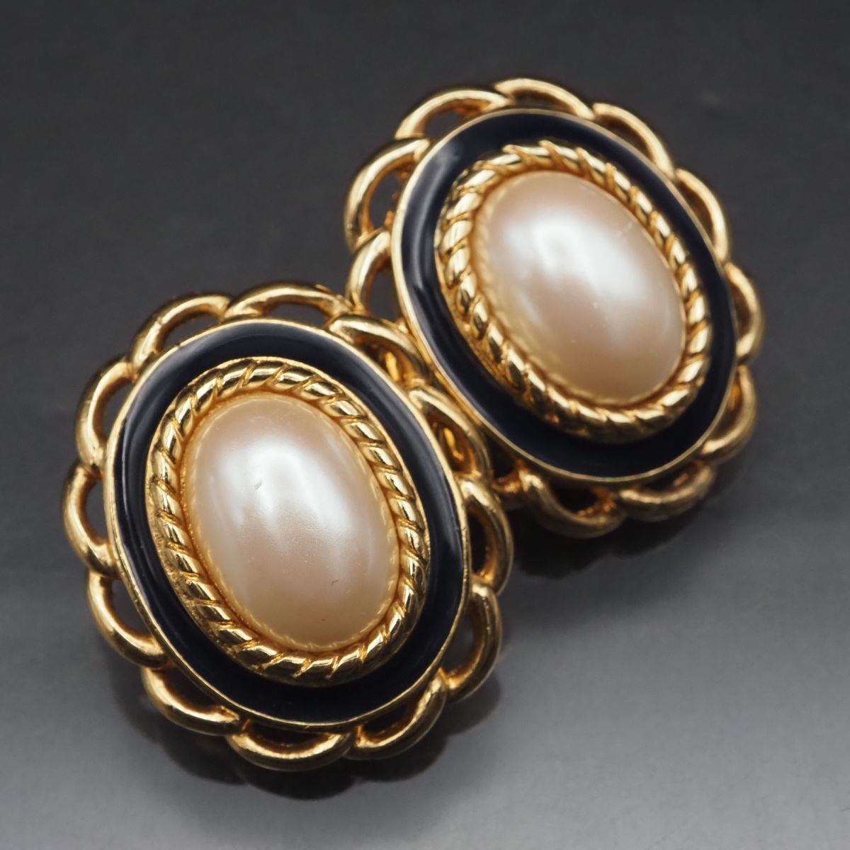 F581 MONET モネ イヤリング フェイクパール ネイビー系カラー エナメル ゴールド デザイン拍卖