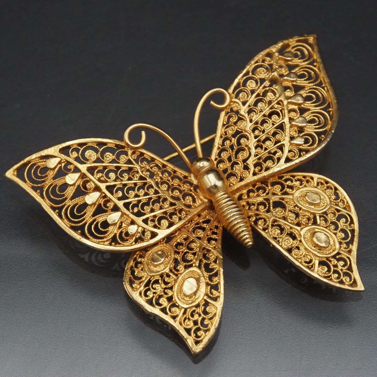 F307 ブローチ 蝶 バタフライ フィリグリー 銀線細工 ゴールド デザイン コスチュームジュエリー拍卖
