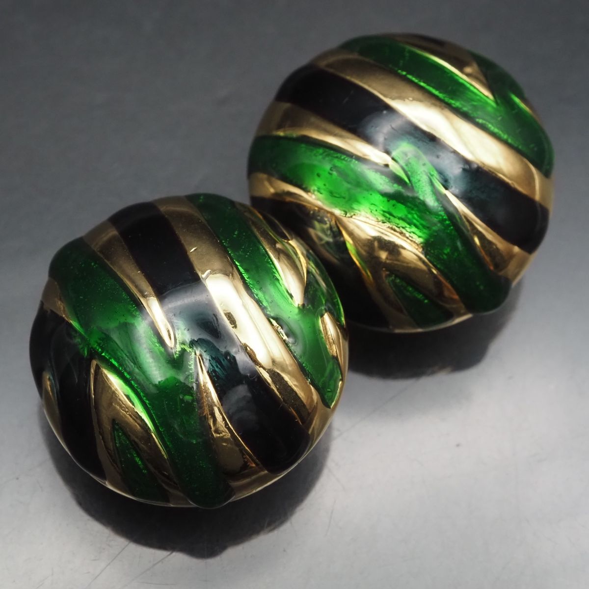 F260 イヤリング グリーンエナメル ゴールド デザイン コスチュームジュエリー拍卖