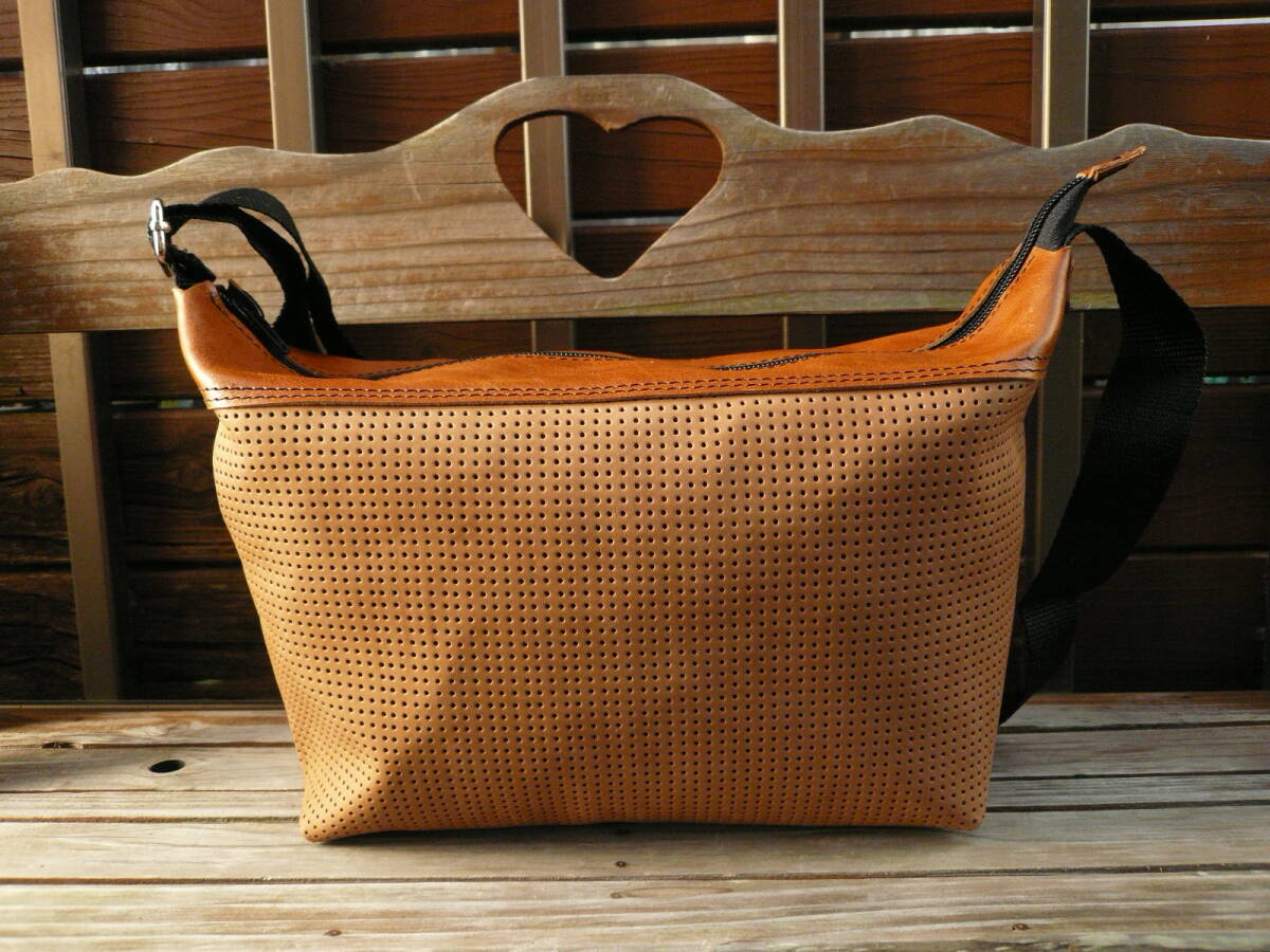 ハンドメイドバッグ 牛革パンチ型押しレザー 本革ショルダーバッグ キャメル系 落ち着いた色合い 386拍卖