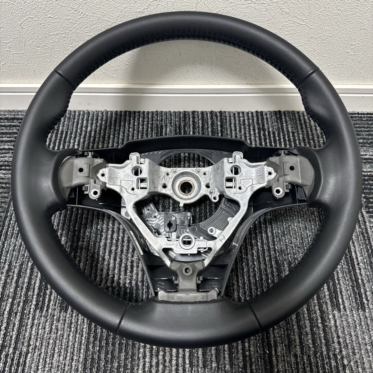 新車外し 超美品 トヨタ 80系 ノア ヴォクシー エスクァイア 60 ハリアー 純正 レザー ステアリング ハンドル GS120-05940 ②拍卖