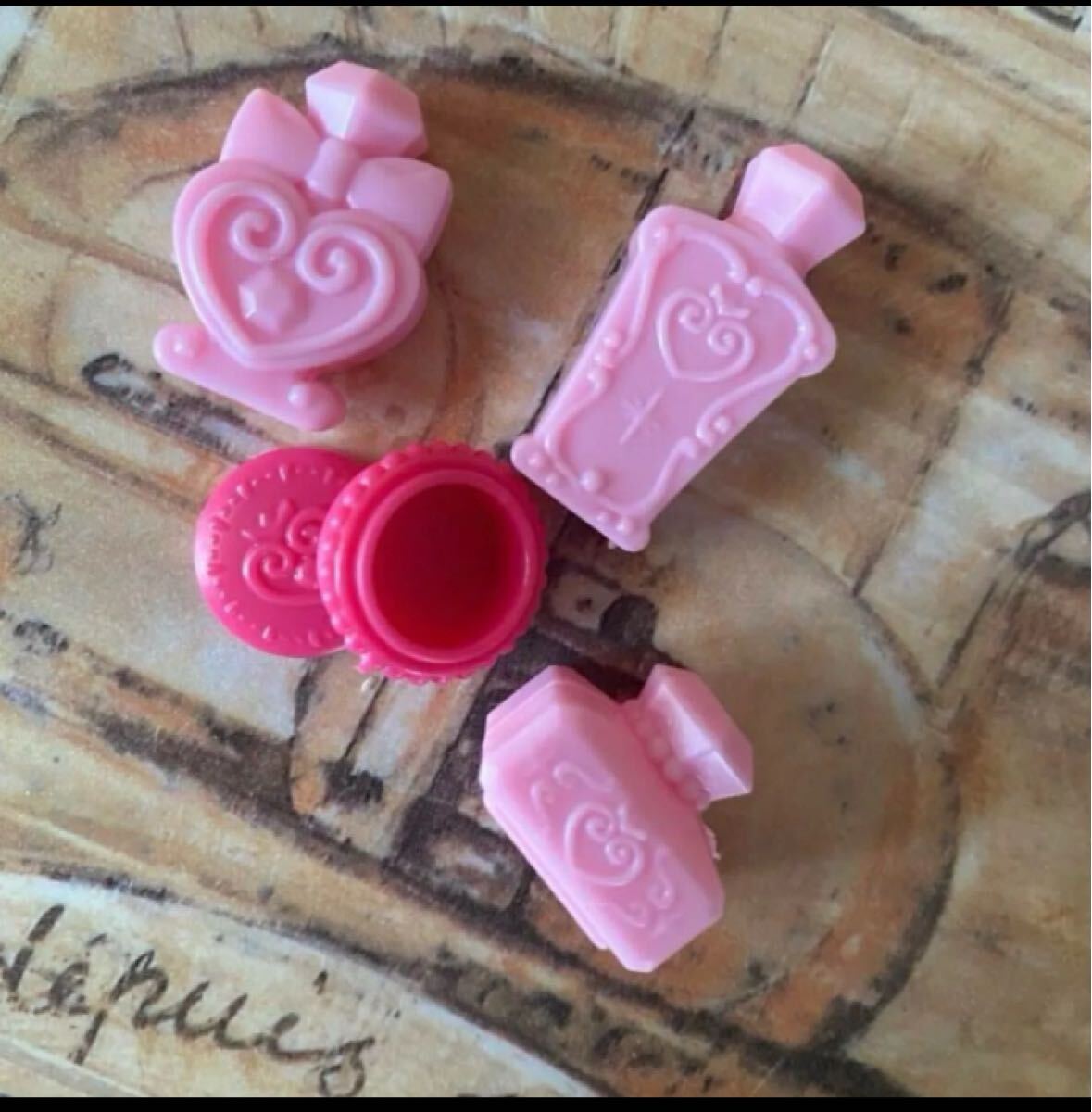 タカラトミー リカちゃん コスメ 化粧品 香水瓶 ミニチュア お洒落セット 当時物 ドレッサーに ケース ドールハウス ピンク拍卖