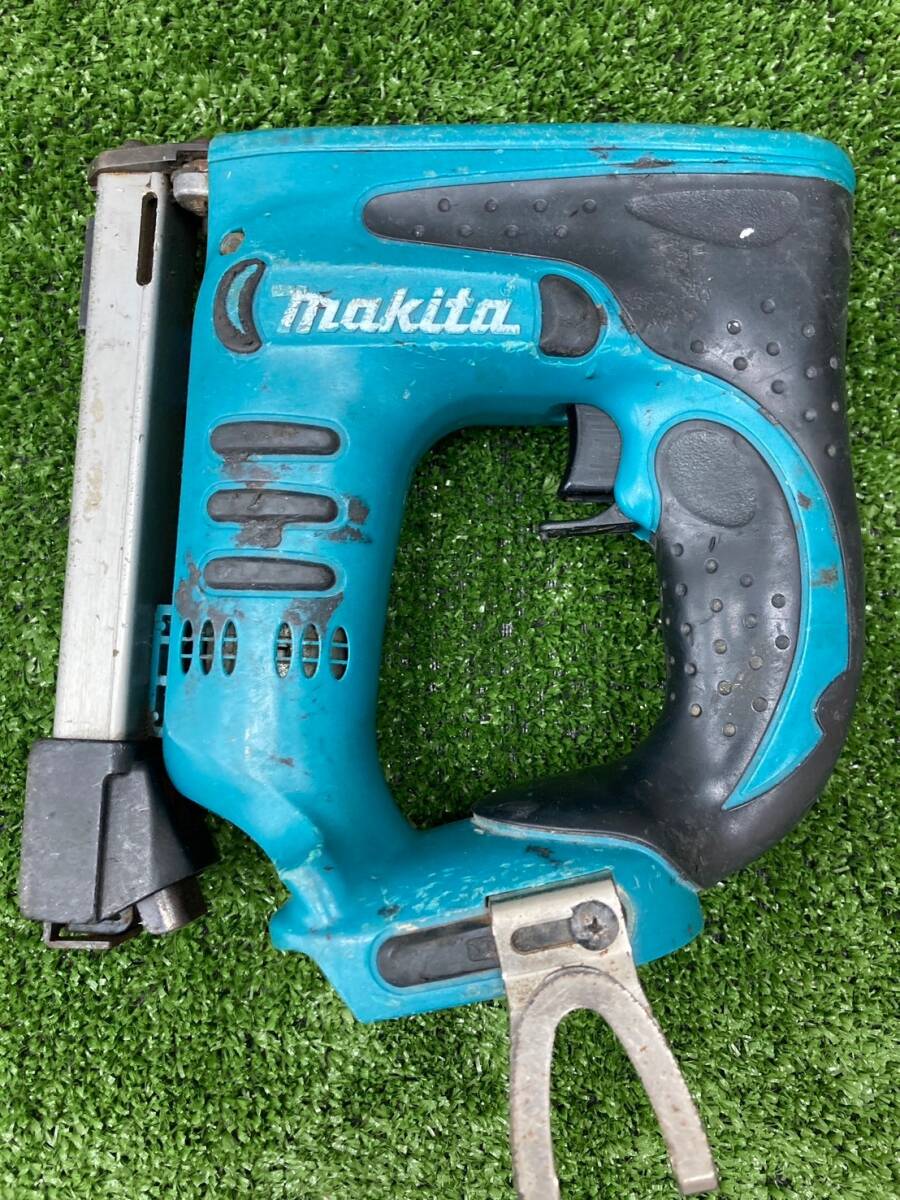 【中古品】【0924】★makita(マキタ) 14.4v充電タッカ (本体のみ) ST110DZ IT0KSEYN5NRW拍卖