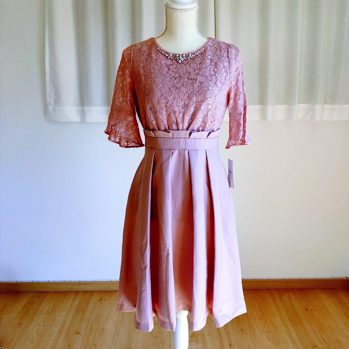 新品タグ付き axes femme アクシーズファム 袖付きレースフレアドレス 淡ピンク M 結婚式 二次会 お嬢様 お食事会 ワンピース ヌン活拍卖