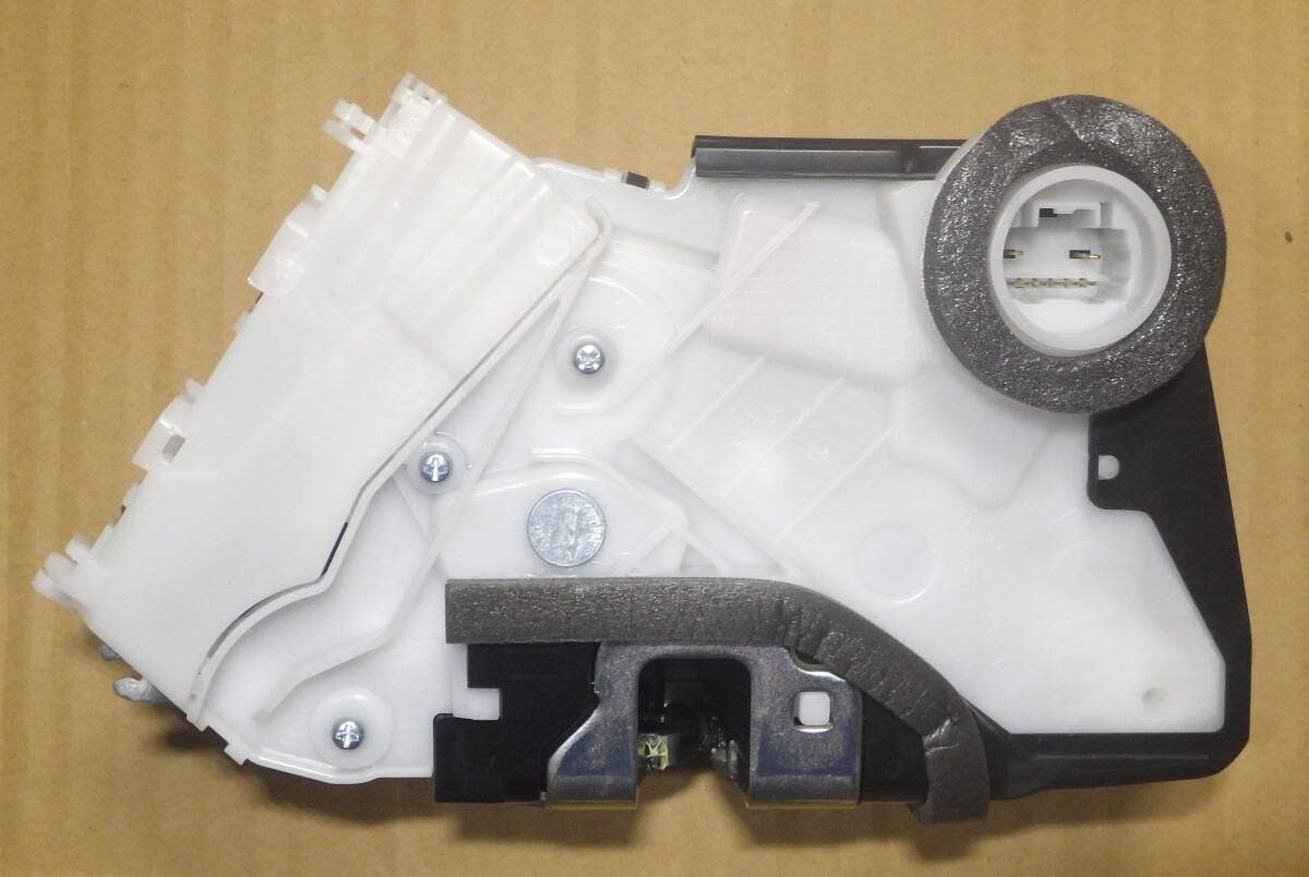 即決 130系ヴィッツ / 30系プリウス / 他 ドアロックソレノイド 右フロント 69030-47100 ※送込拍卖