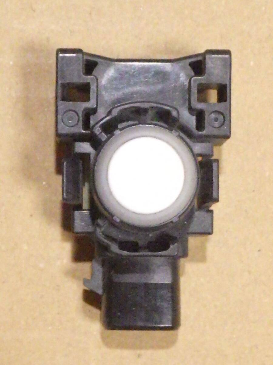 即決 ダイハツ ソニックセンサー 1個 89341-B2020-A1 W24 パールホワイトⅢ拍卖