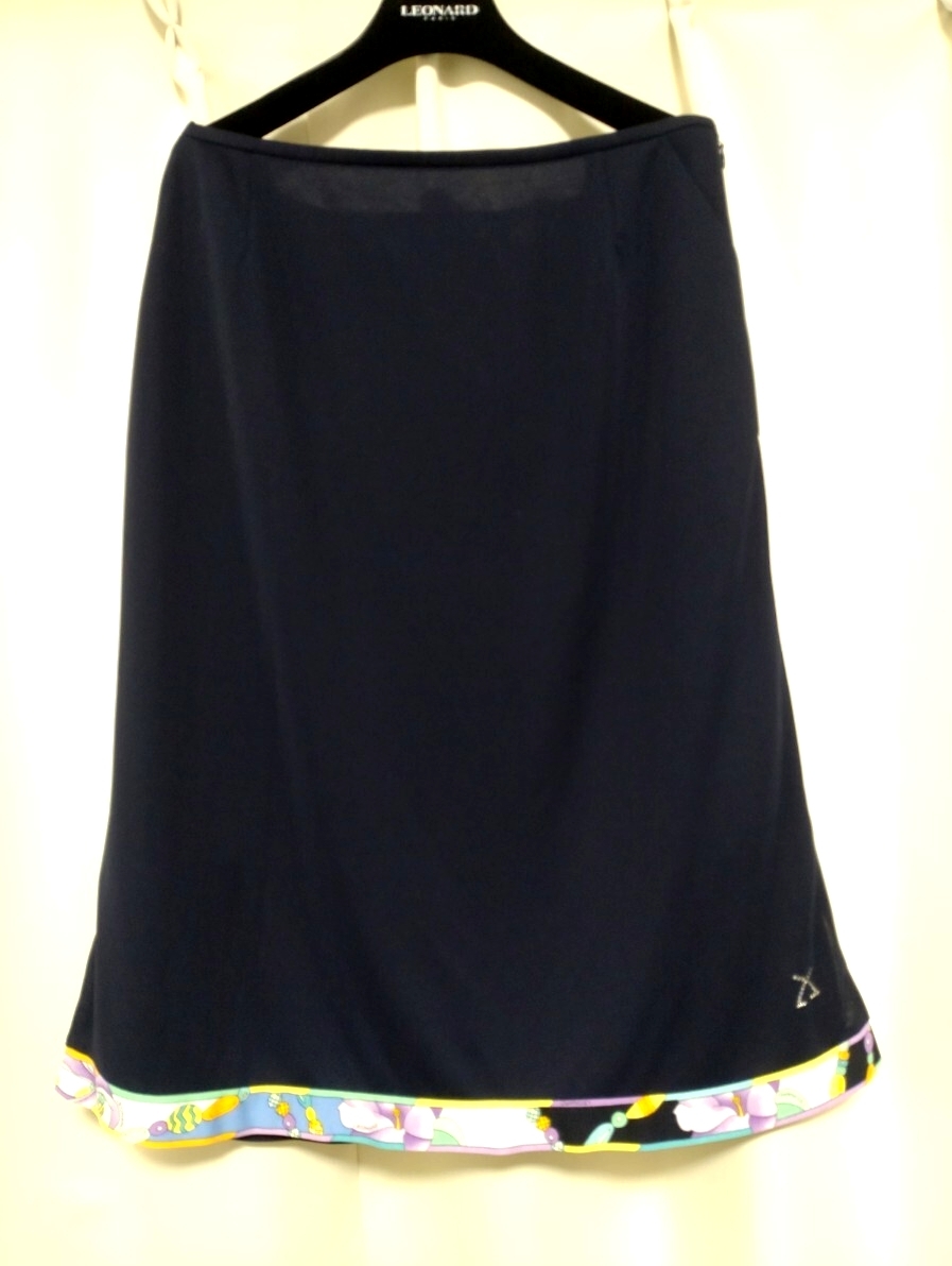 【美品】レオナールスポーツ スカート 濃紺 42拍卖
