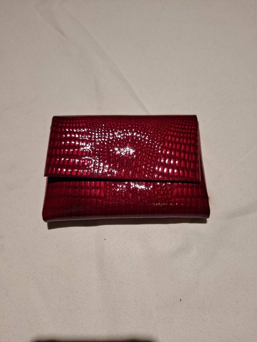 3つ折り財布 レッドエナメル加工すごく綺麗で鮮やか!格安です!拍卖