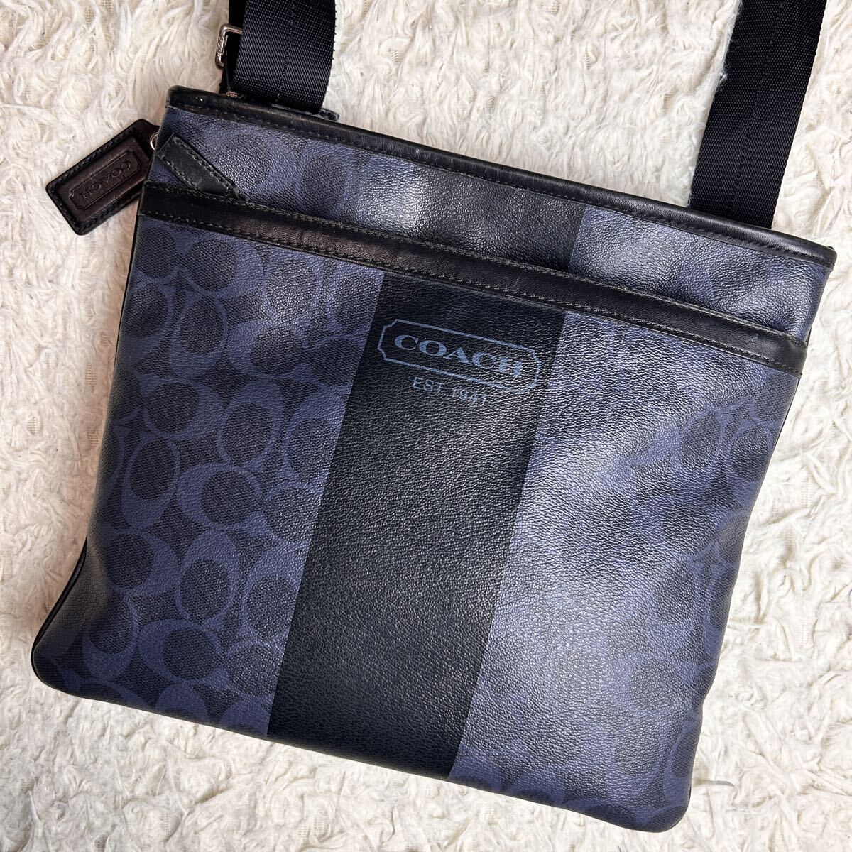 【美品】COACH コーチ シグネチャー 総柄 PVC 本革 レザー メンズ ショルダーバッグ サコッシュ ネイビー拍卖