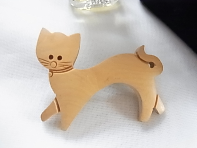 ビンテージ/ヴィンテージ 木製 ウッド 可愛い猫ちゃんのモチーフ ねこ ネコ キャット 可愛く歩いている レトロのブローチ♪♪拍卖
