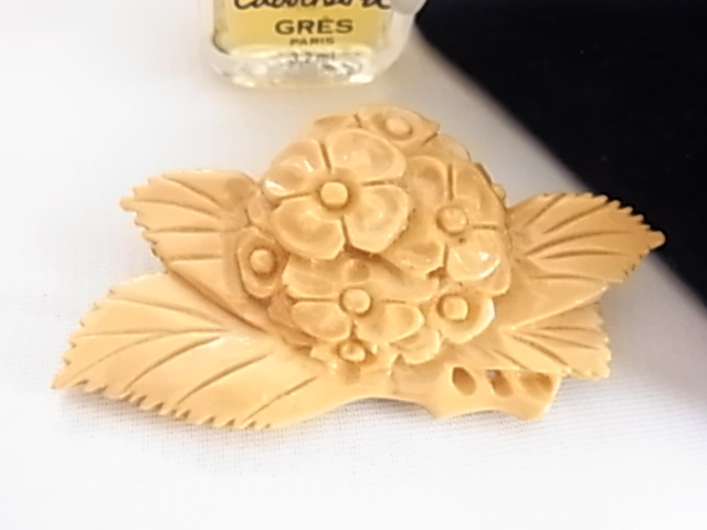 ビンテージ/ヴィンテージ 木製 つげ 伝統工芸品の柘植細工のアジサイデザイン 紫陽花 お花 フラワー レトロの素敵なブローチ♪♪拍卖