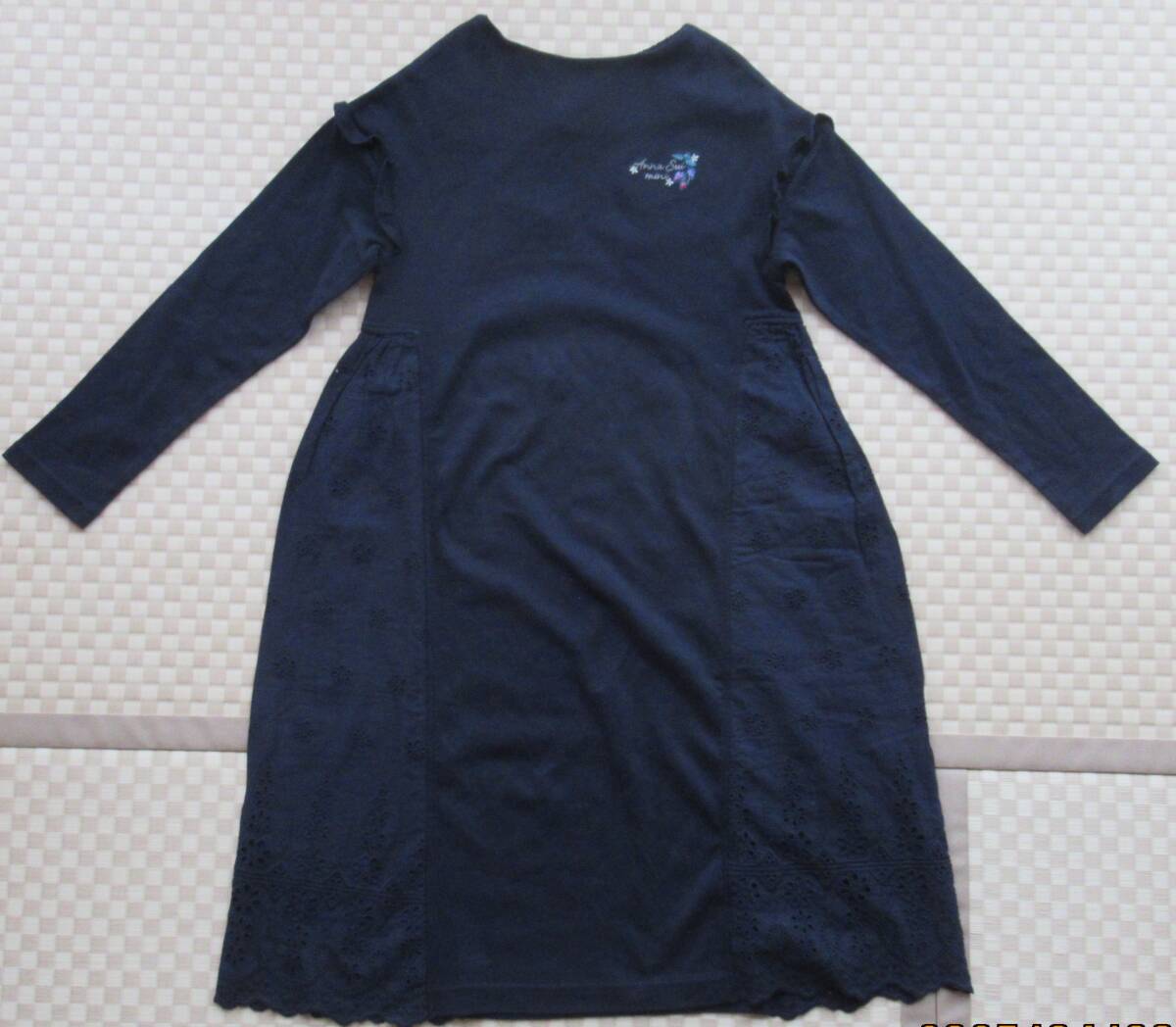 新品 未使用 タグ付き アナスイミニ 140サイズ 長袖 ワンピース ストレッチ 濃紺 イチゴ刺繍 フリル 子供服 キッズ 女の子拍卖