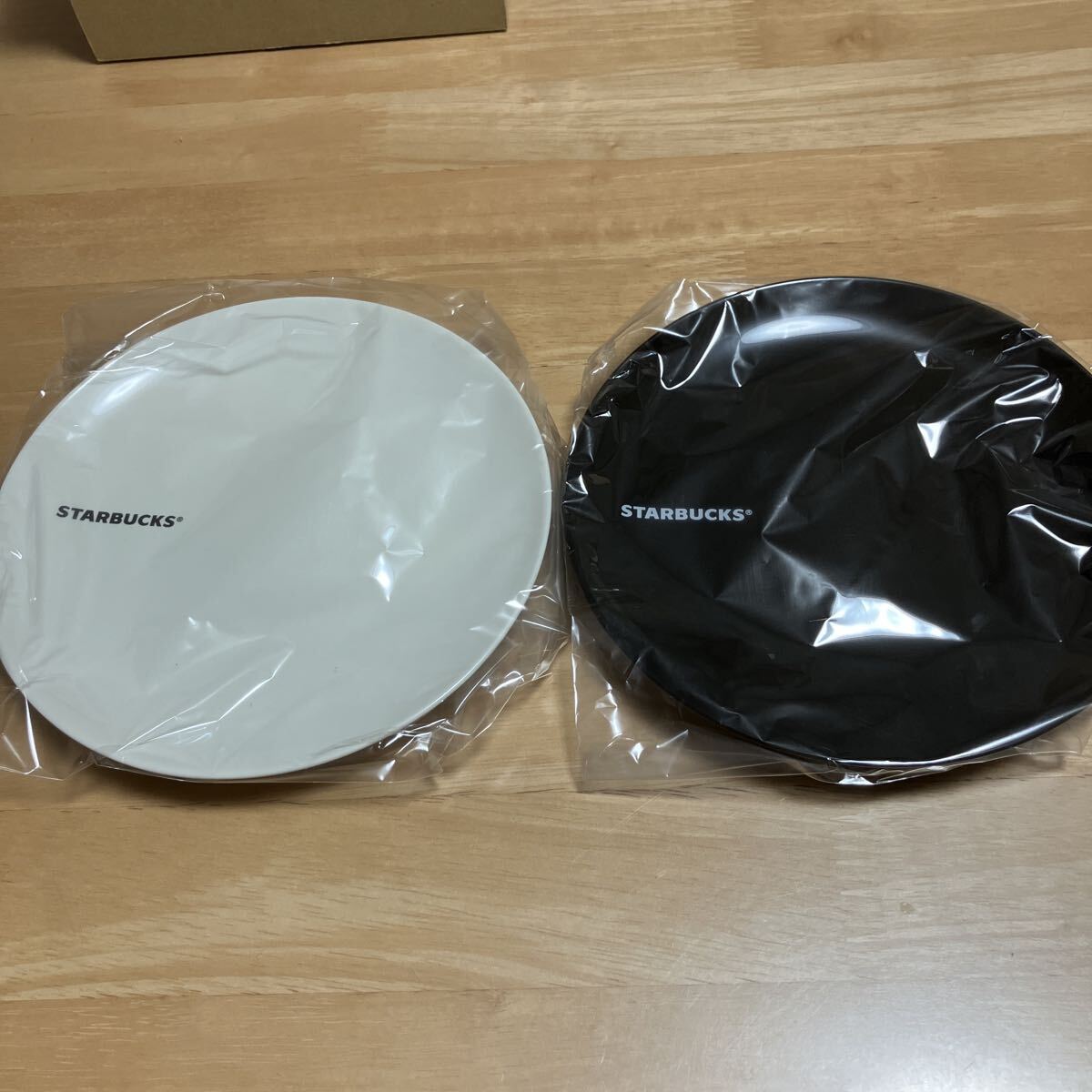 スターバックス プレート 赤、白3セット拍卖