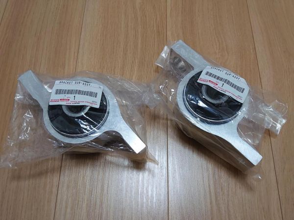 在庫希少!【未使用 トヨタ 純正】セルシオ 30系 流用 フロントロアアームブッシュ ボルトオン ポン付可拍卖