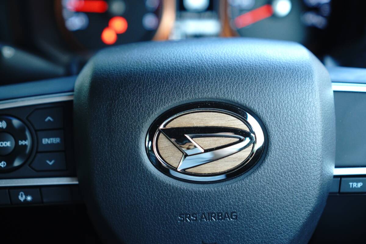 ダイハツ タントファンクロス ステアリングエンブレム 天然木ステッカー ウォールナット リアルウッド ハンドル 突板拍卖