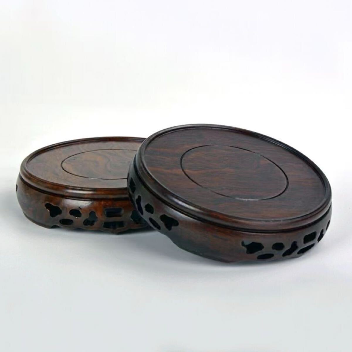 送料無料 黒檀木 丸形 木製 平台 彫刻入り 敷台 飾台 盆栽台 花台 華台 香炉台 2個拍卖