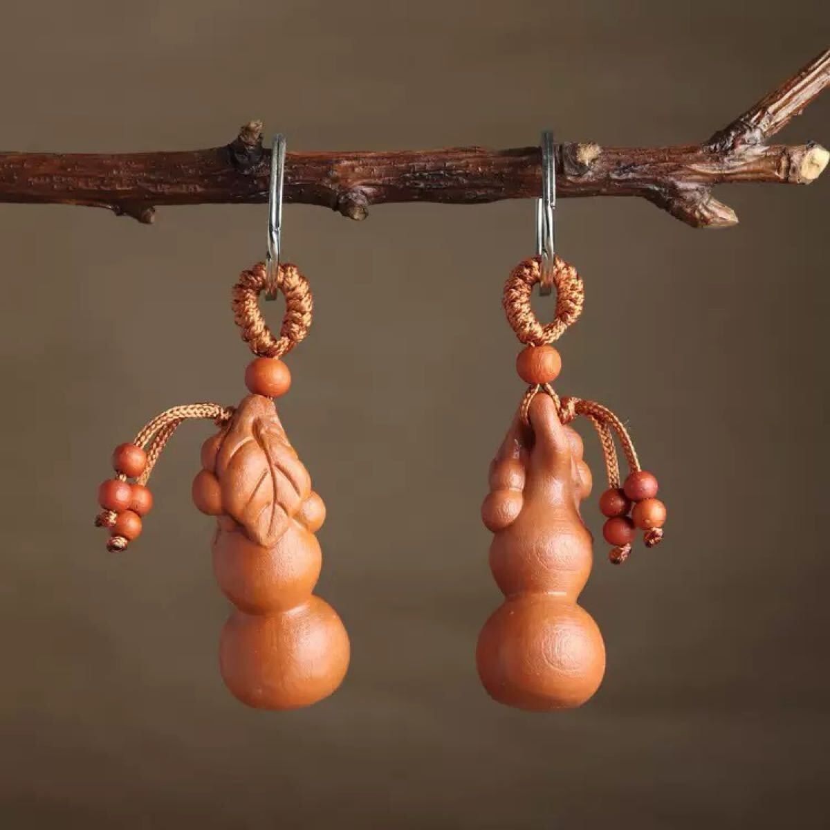 送料無料 ★可愛い瓢箪 美品木彫りキーホルダー 風水ひょうたん 唐木★ 金運 ★健康長寿 1個 本体5cm 根付拍卖