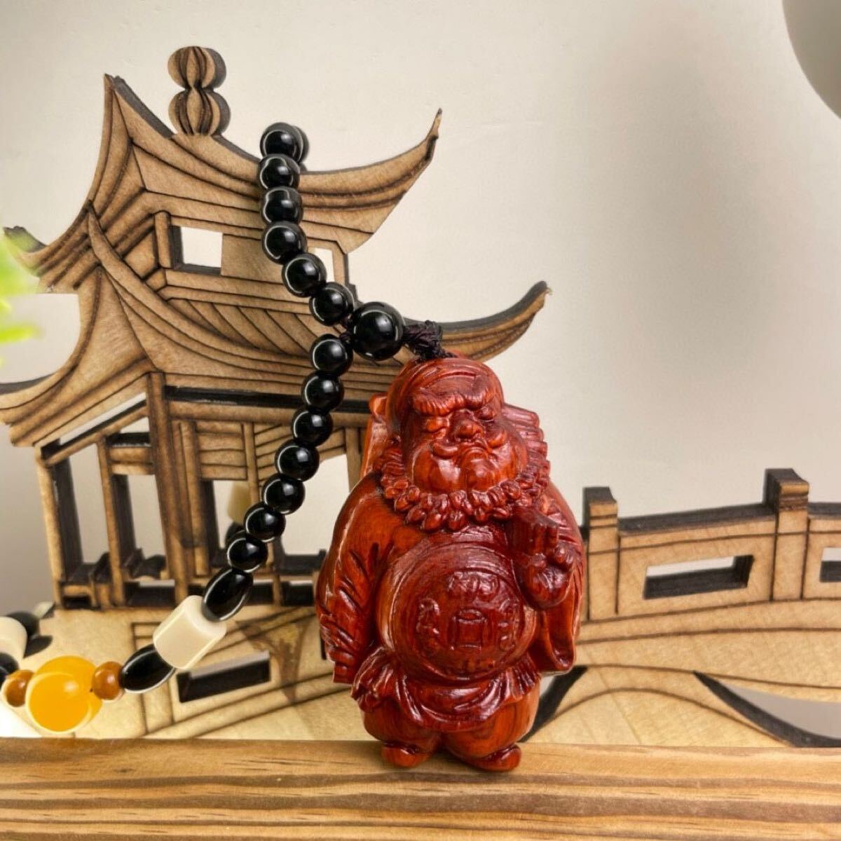 送料無料 鍾 馗 仏教美術 彫刻 木彫り 魔よけの効験 可愛い オブジェ伝統的に細工物の材木として貴重とされる ストラップ本体:6.5cm拍卖