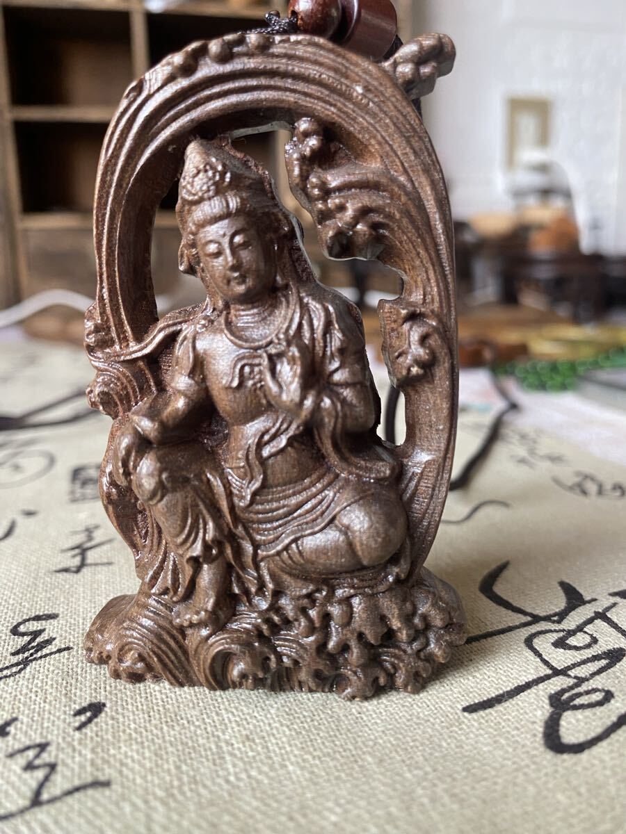 送料無料 古美術 月観音菩薩 細密木彫 繊細彫刻 観世音菩薩 観音様 お守り 仏教美術 ご本尊 高さ8cm 根付 ストラップ ネックレス拍卖