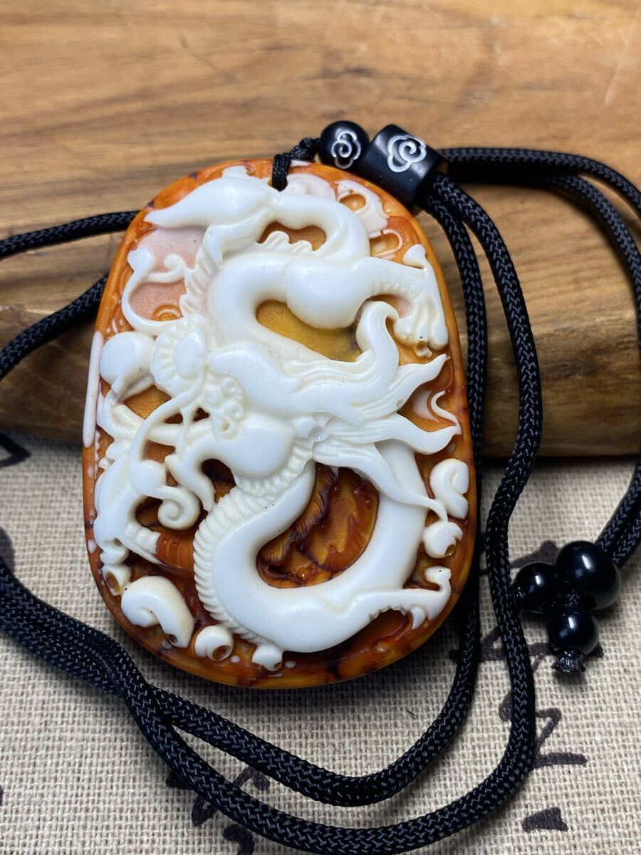 送料無料 龍涎香 ネックレス 龍 雕刻ペンダント 開運 お守リ ストラップ 約6cm 根付 彫刻拍卖