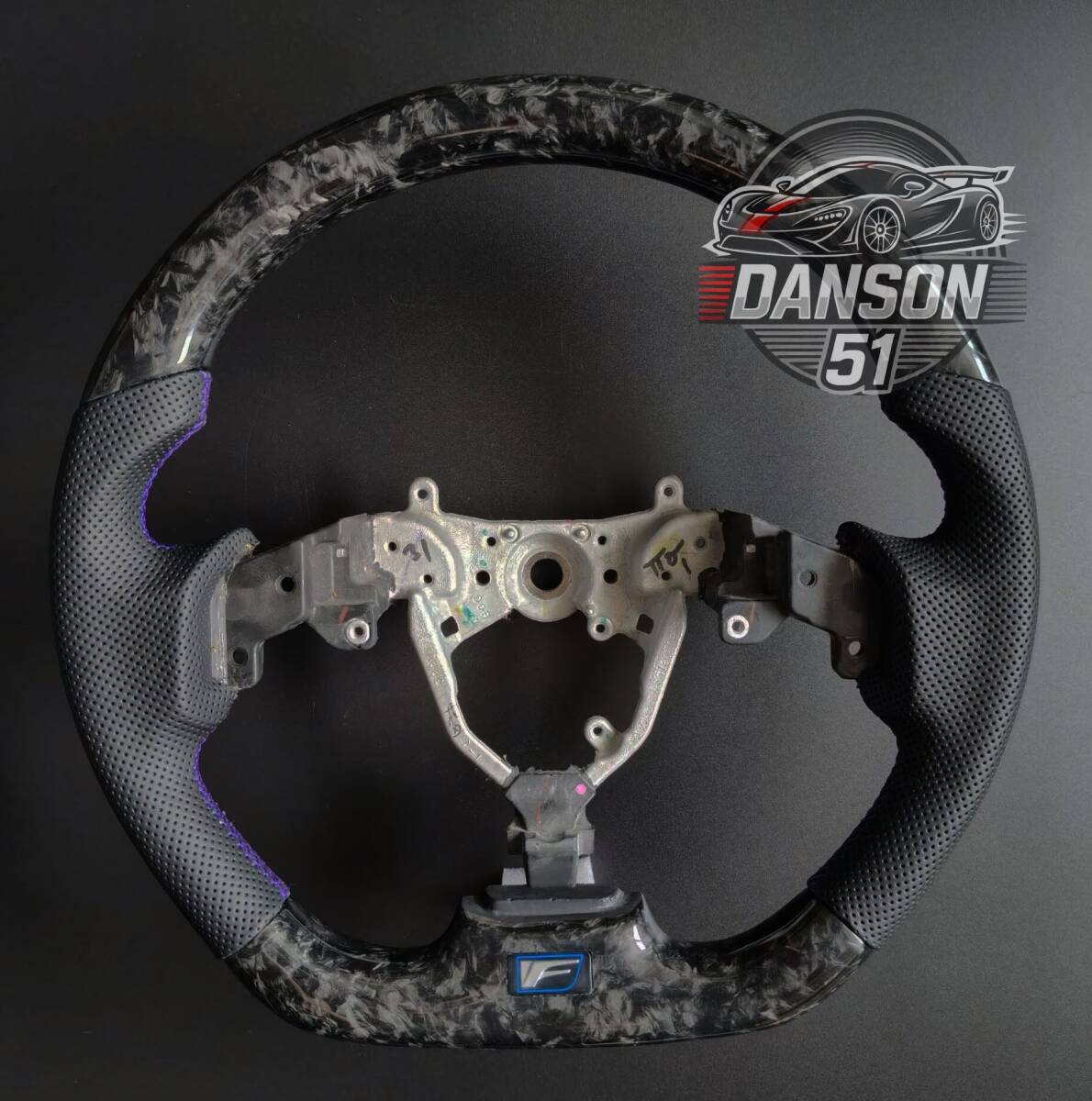 送料無料 フォージドカーボン・パンチングレザー製  レクサス IS IS250 300 350C ステアリング1個 色指定可能拍卖