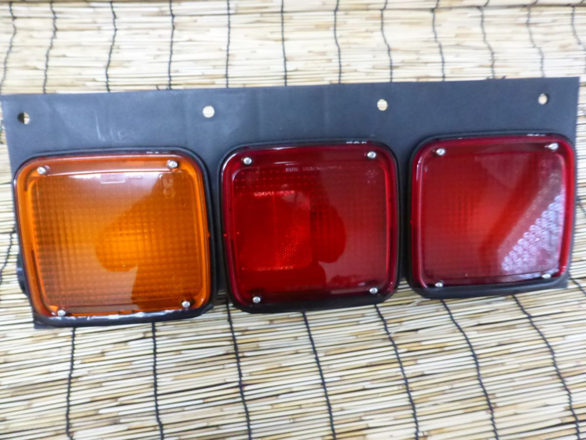 左 いすゞ ギガ 3連 テールランプ テールライト KOITO 220-11951/ 21853 21854 24V 大型 トラック 三菱 ふそう拍卖