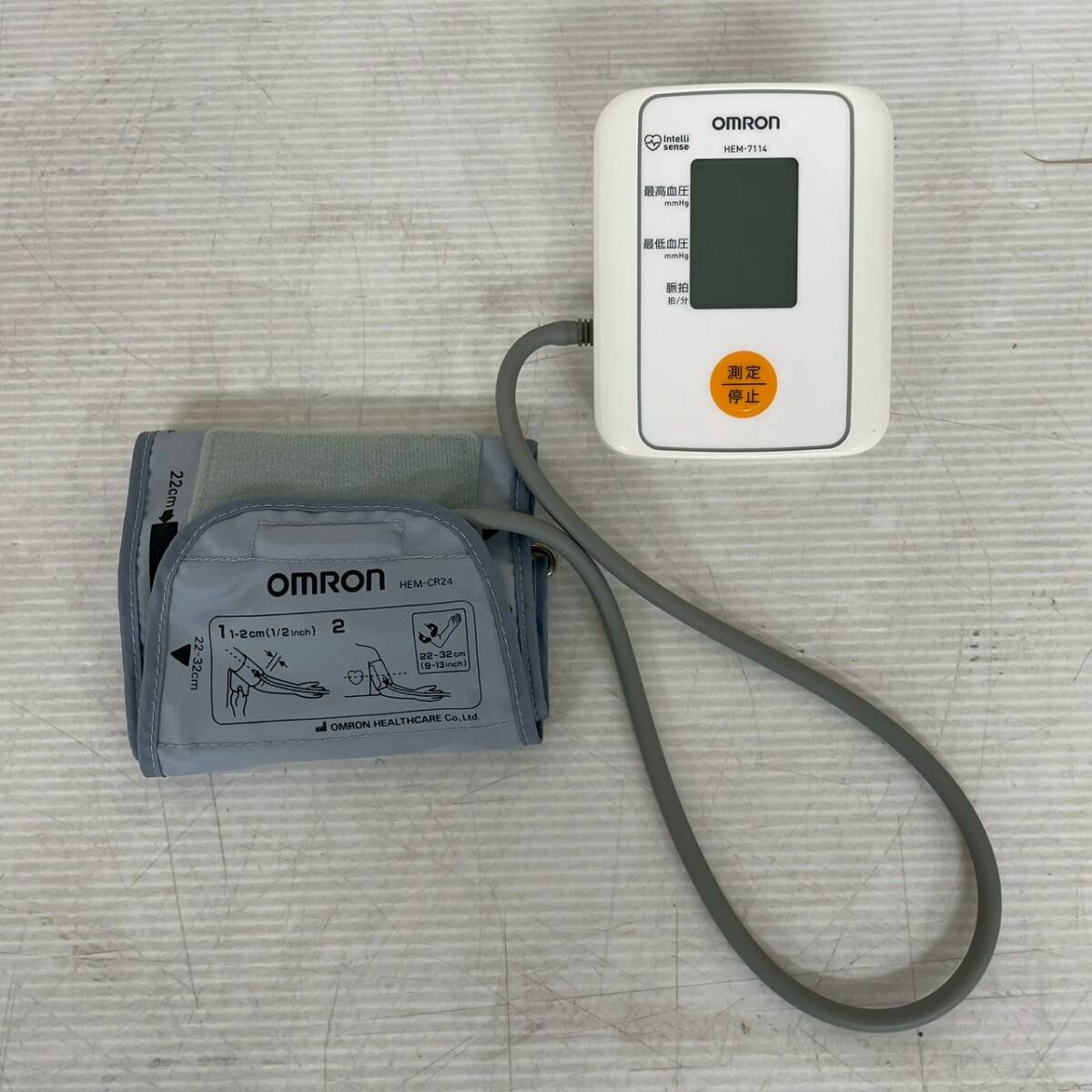 【OMRON】 オムロン 自動電子血圧計 HE-7114 ホワイト 白 動作確認済み 上腕式血圧計 ソフトケース付き A0337Y拍卖