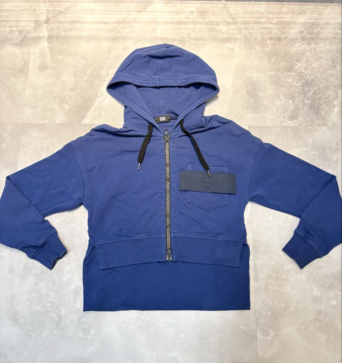 Onitsuka Tigerオニツカタイガーの紺色フード付きジップアップパーカー拍卖