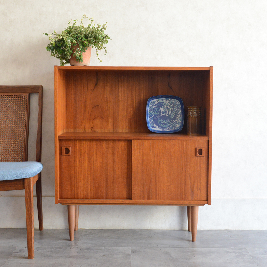 デンマーク 北欧ヴィンテージ チーク オープンシェルフ 木扉付 北欧家具 ディスプレイキャビネット 引戸 ブックシェルフ 飾り棚 本棚拍卖