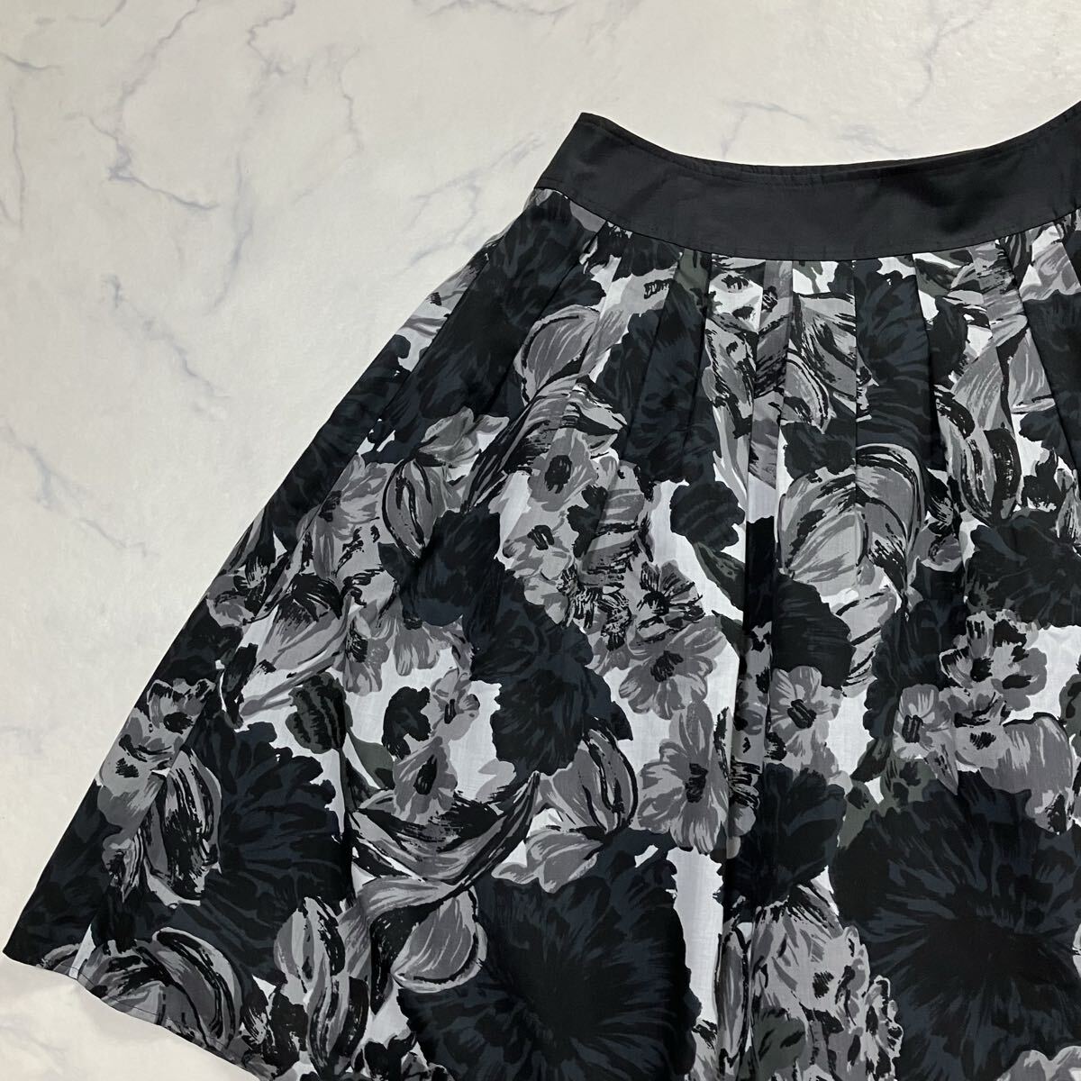 美品 ketty ケティ 日本製 花柄 タック ホック ジップ フレア ひざ丈 スカート ブラック グレー ネイビー カーキ 2拍卖