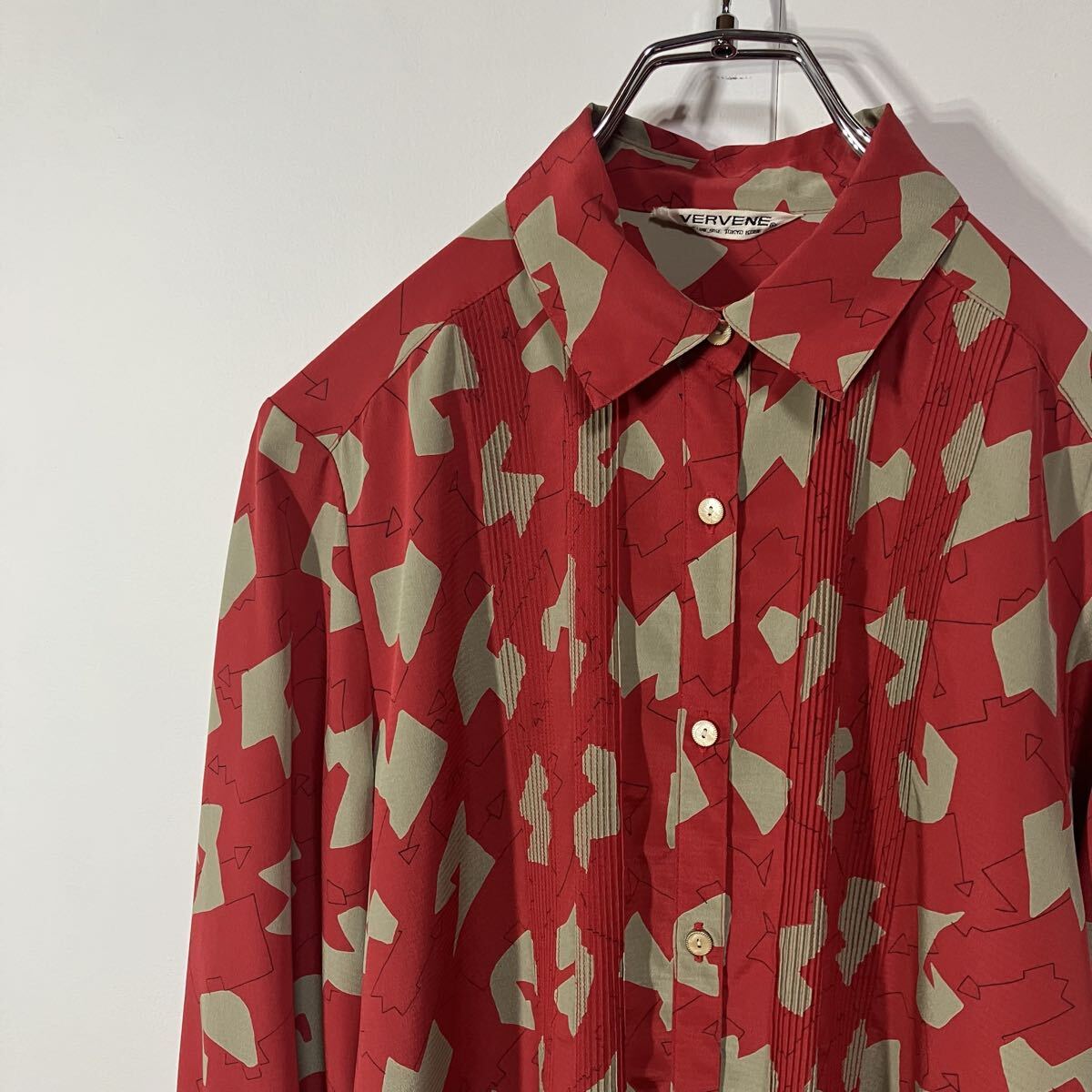 古着 ヴィンテージ パターン柄 レトロ ボタン ピンタック ギャザー スクエアカット ポリ 長袖 シャツ レッド カーキ拍卖