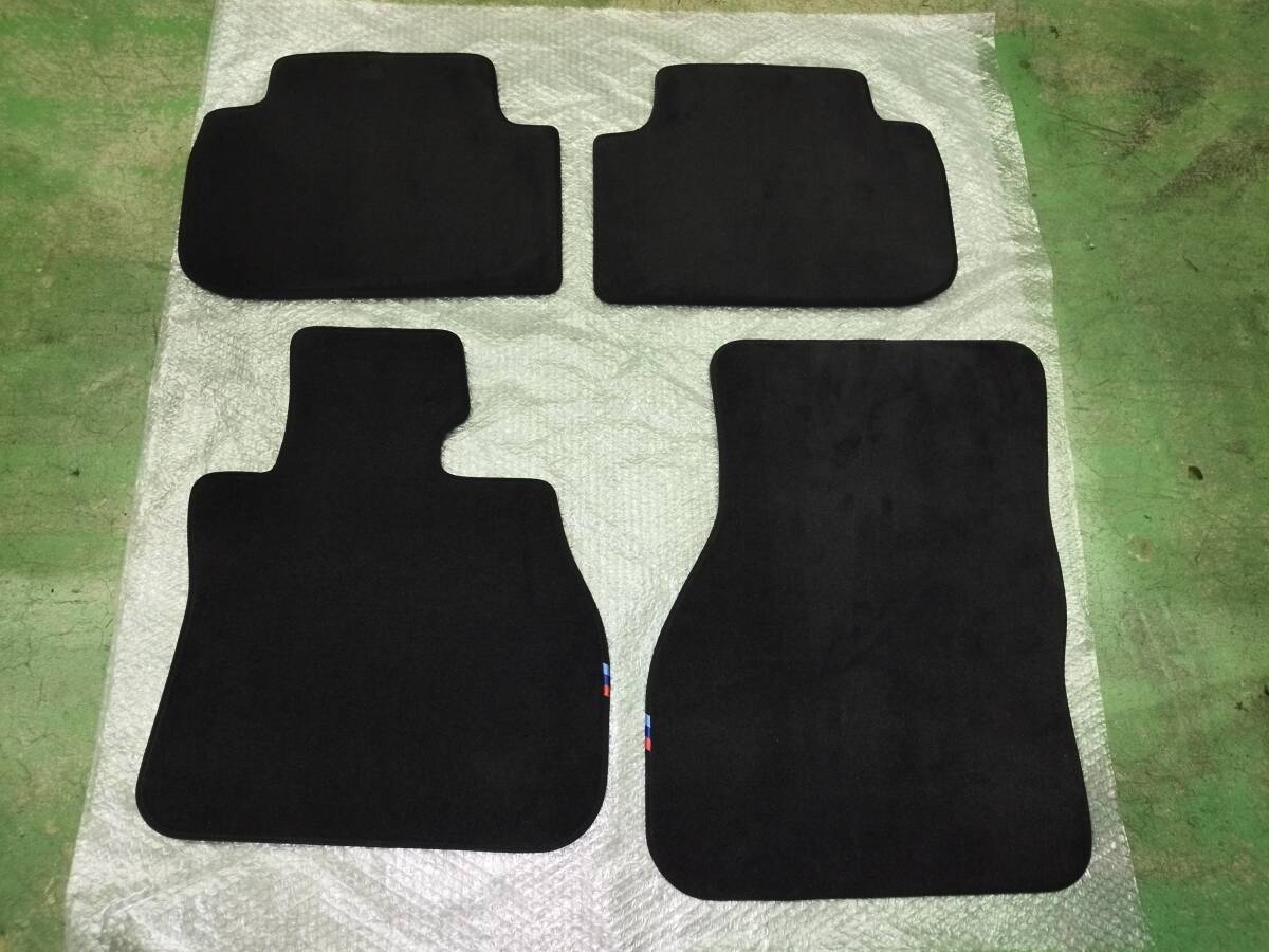 未使用 新品 純正 BMW M スポーツ F40 1シリーズ フロア マット 右ハンドル 4枚 セット カーペット 黒 Mflag 51478096797 09 右 コンパクト拍卖