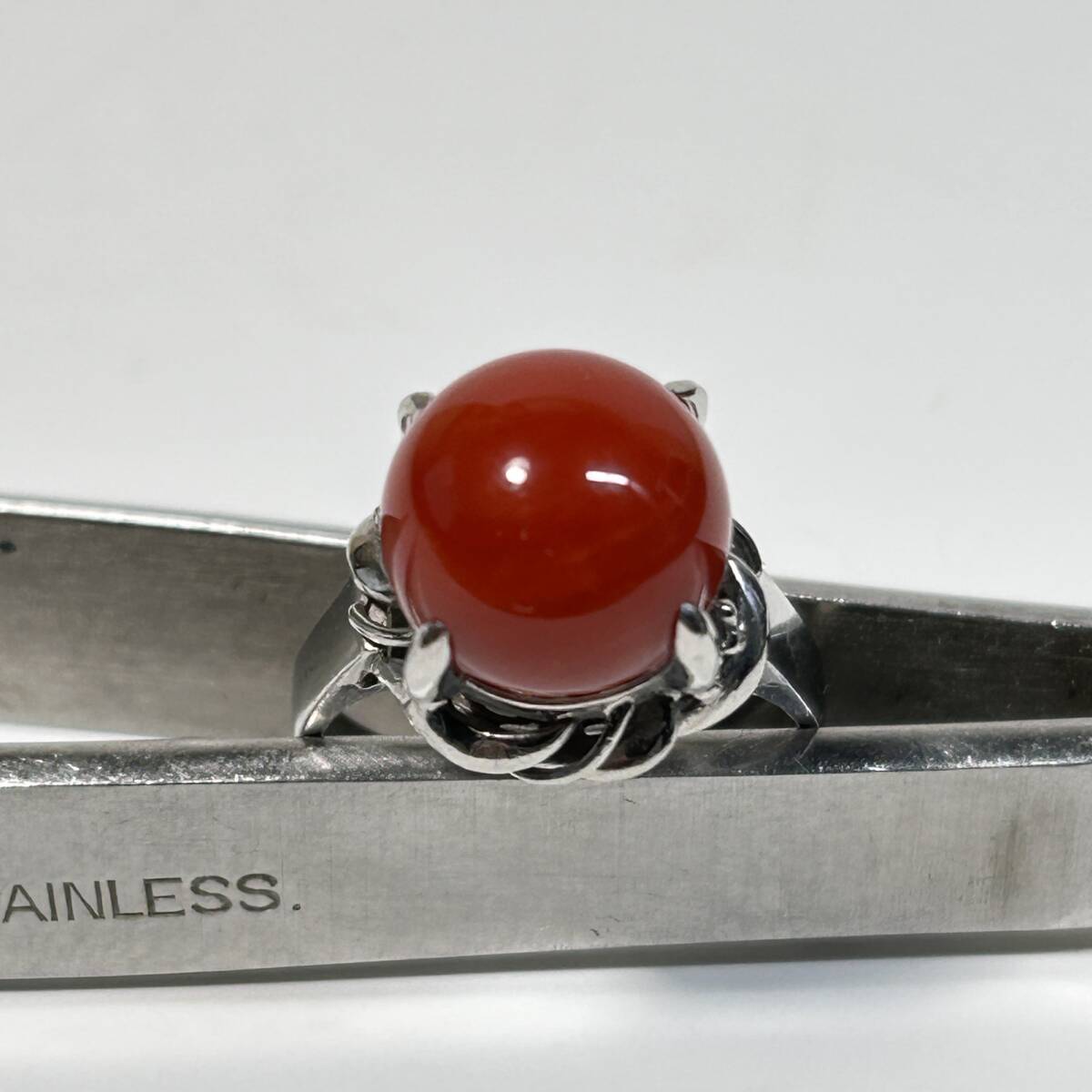Pt 900 刻印有り プラチナ900台座に 赤サンゴ 10mm玉の リング 総重量 6.6g 内径 16mm 台座に少々擦れ有るも 状態そんなに悪くない拍卖