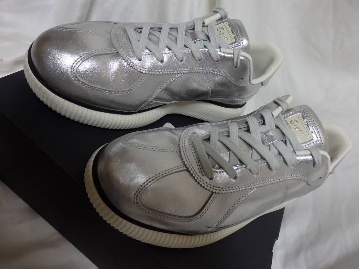 オニツカタイガー Onitsuka Tiger シルバーレザースニーカー DELECITY 28.5㎝ 中古美品 箱付き、替紐付き 使用感少なくきれい。拍卖