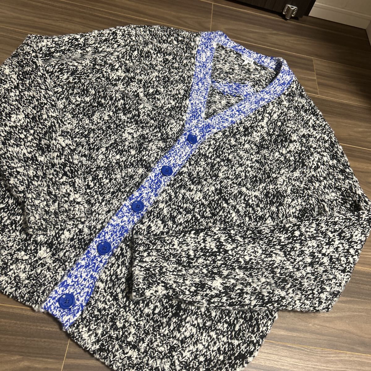 ロエベ ロエベのマークが背面に大きくデザインされています。Lサイズ 正規品になります。拍卖