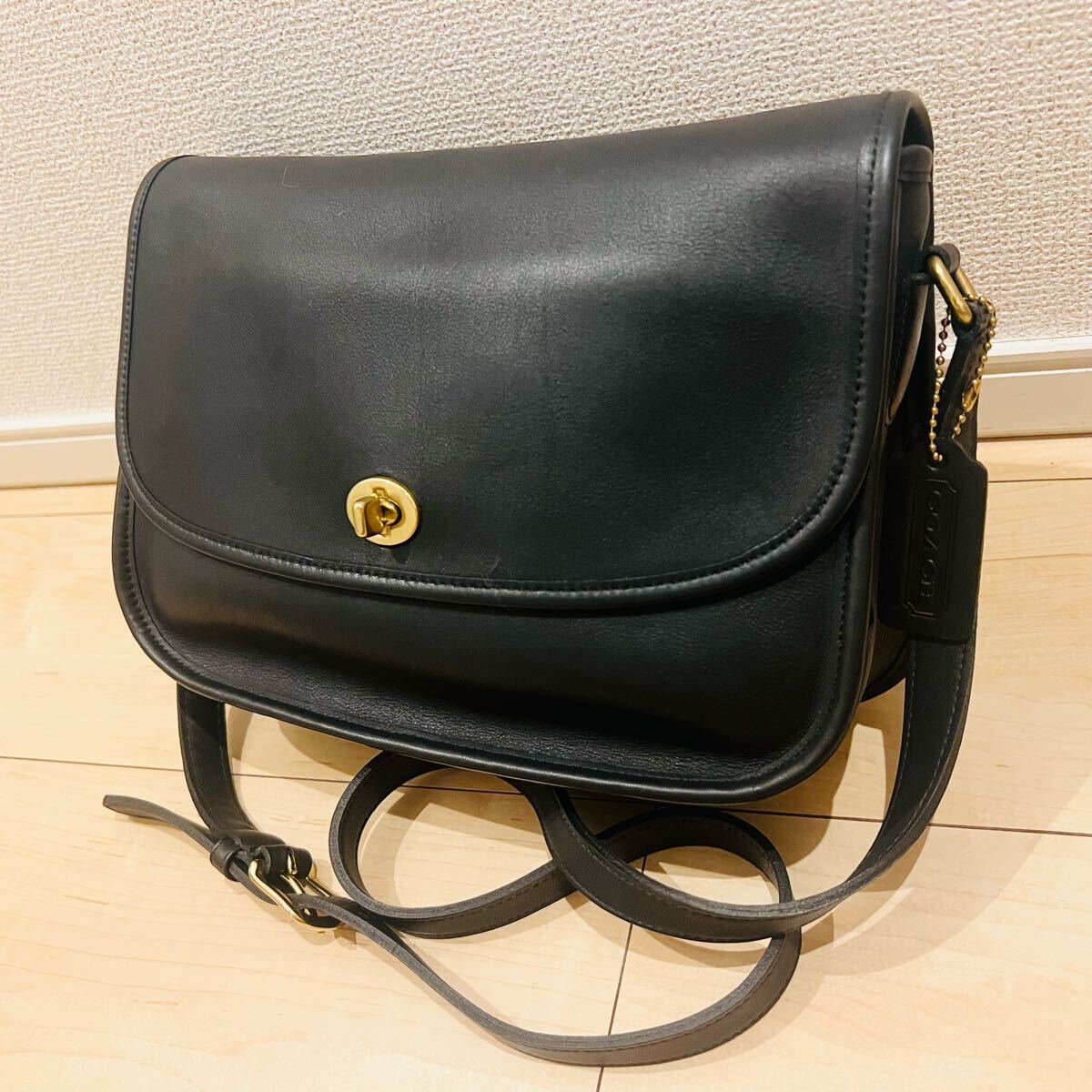 【未使用に近い】COACH コーチ ショルダーバッグ 9790 USA製 ターンロック ネイビー 紺色 ゴールド金具チャーム付き 極美品オールドコーチ拍卖