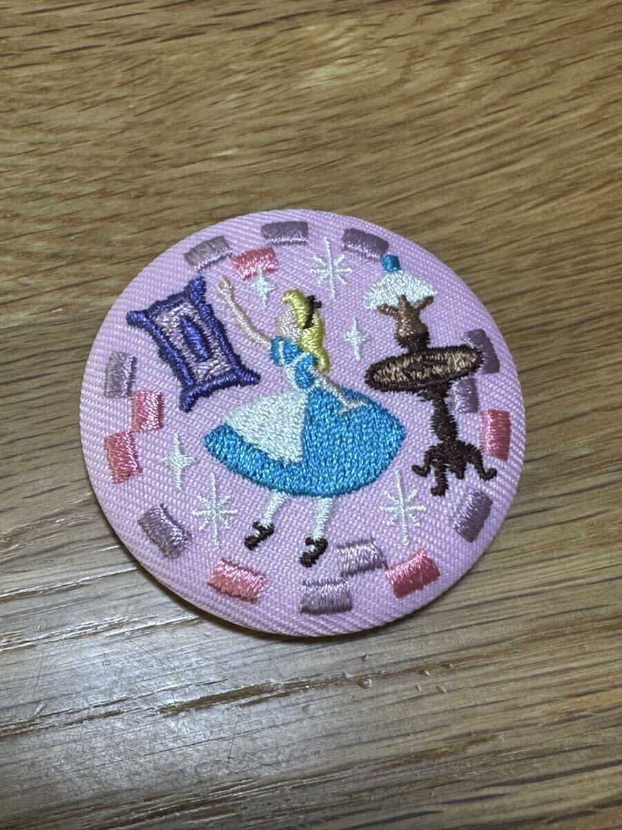 ディズニーキャラクターズ 刺繍缶バッジ 不思議の国のアリス 缶バッジのみ拍卖