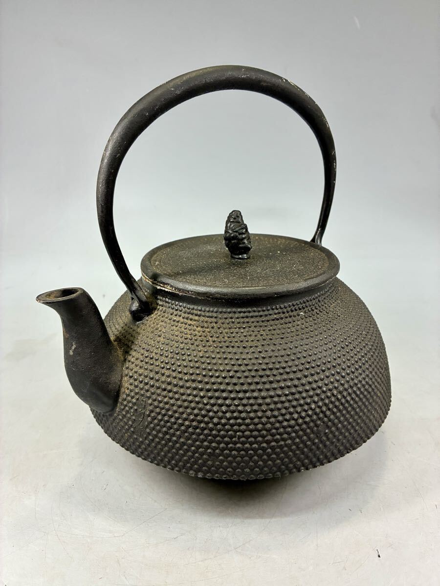 南部鉄器 旬利久作 南部鉄瓶 鉄瓶 茶道具 松摘 霰文鉄瓶 湯沸 大急須 鉄製 急須 煎茶道具 茶器 金属工芸 2450g 古美術品拍卖