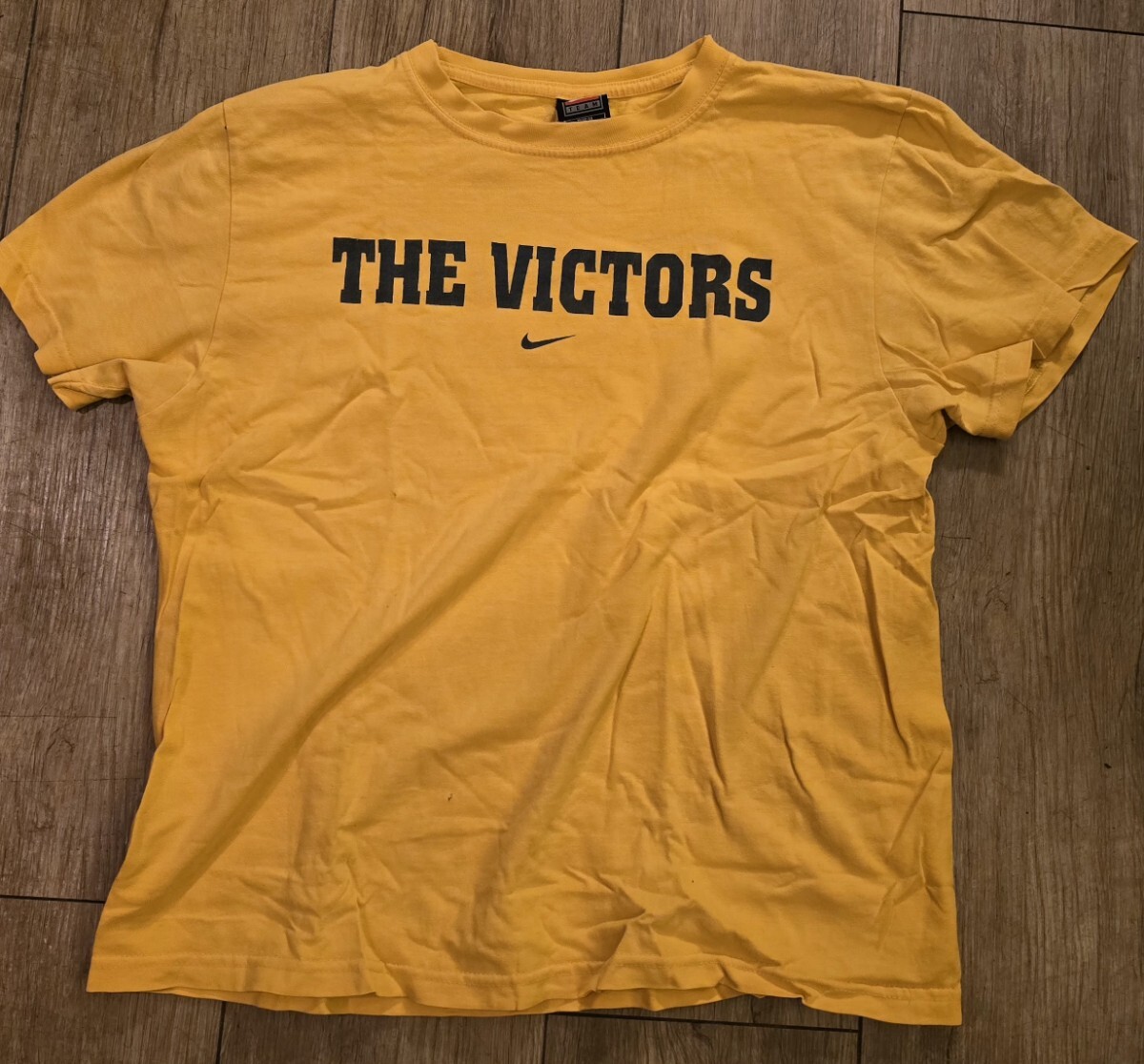 ナイキ NIKE Tシャツ ミシガン カレッジ ジム トレーニング ランニング バスケ NCAA イエロー拍卖